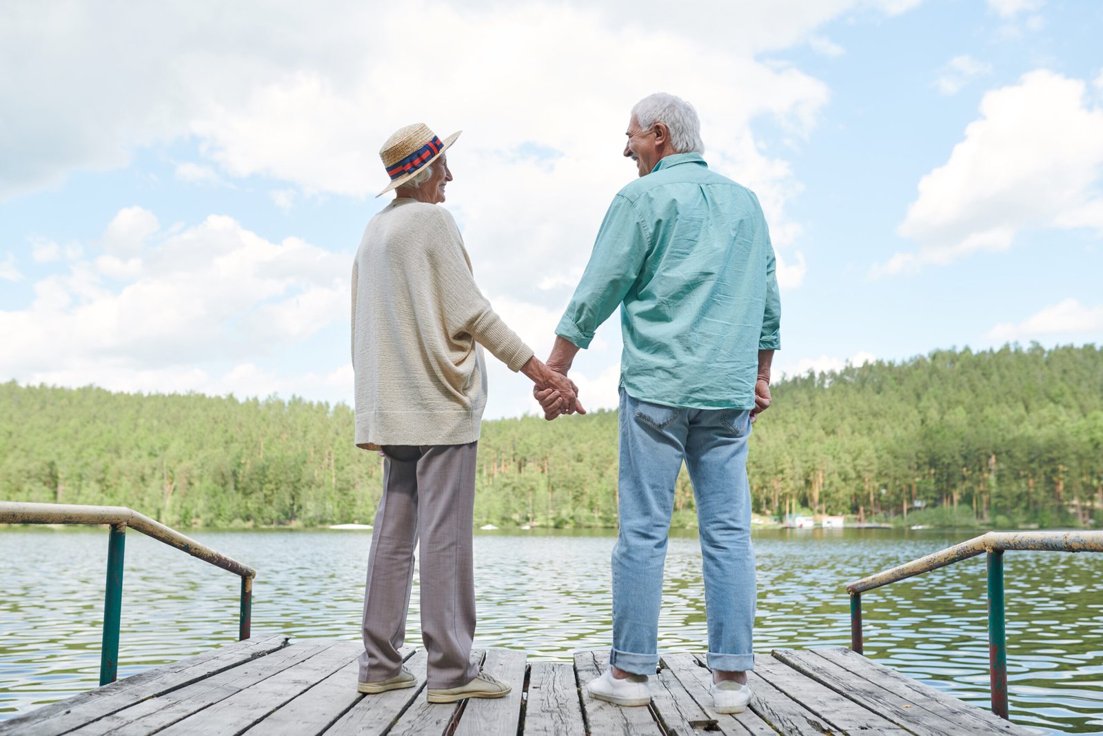 Pareja mayor feliz descansando